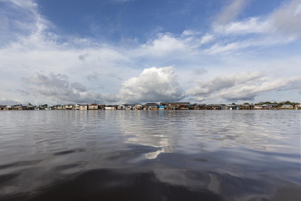 «Chi sogna può muovere le montagne», esclama Fitzcarraldo nell’omonimo celebre film di Herzog. E qui, sotto questo cielo è impossibile non sognare