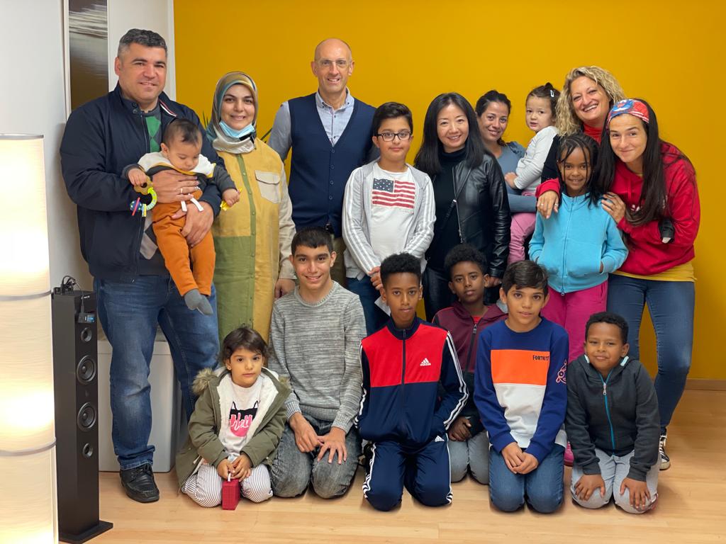 Fondatori e volontari formano assieme ai partecipanti alle attività un’affiatata comunità multietnica. Al centro Marco Imperadore, sulla sinistra Ihsan Alpen