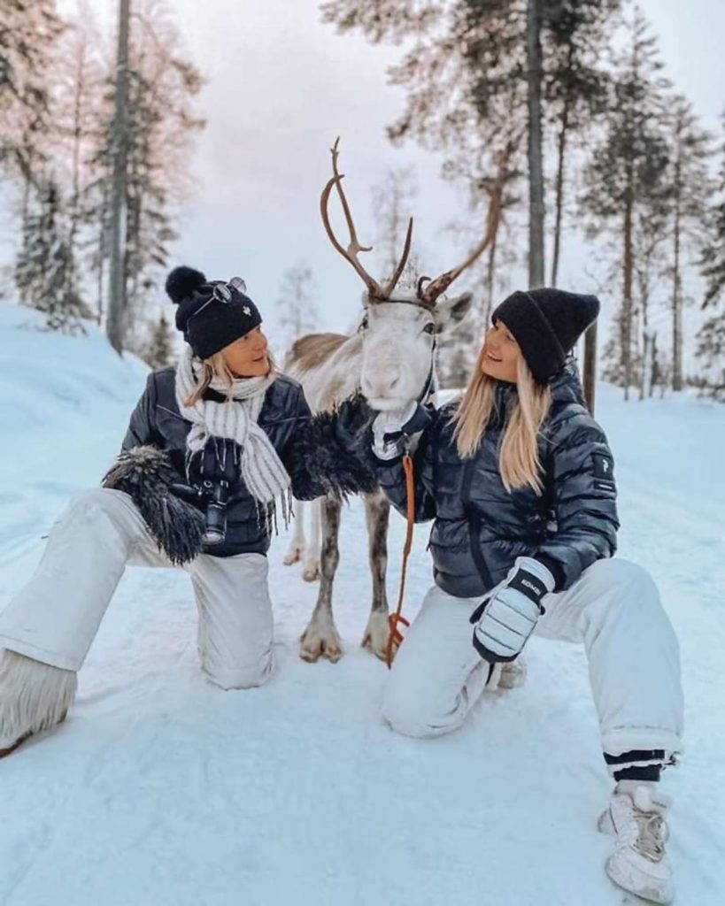 Anne Murto e sua figlia con una renna