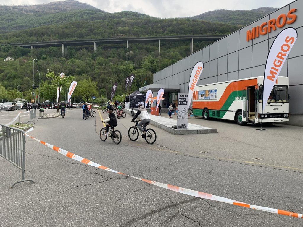 Il camion della Migros davanti al supermercato di Sant'Antonino (DMG Agency)