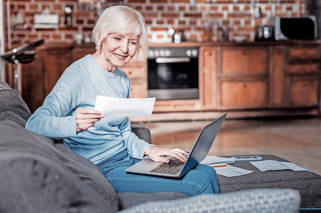 Vicini agli anziani anche nei piccoli mutamenti della vita quotidiana: Pro Senectute propone degli incontri dedicati alle fatture con codice QR (Shutterstock)