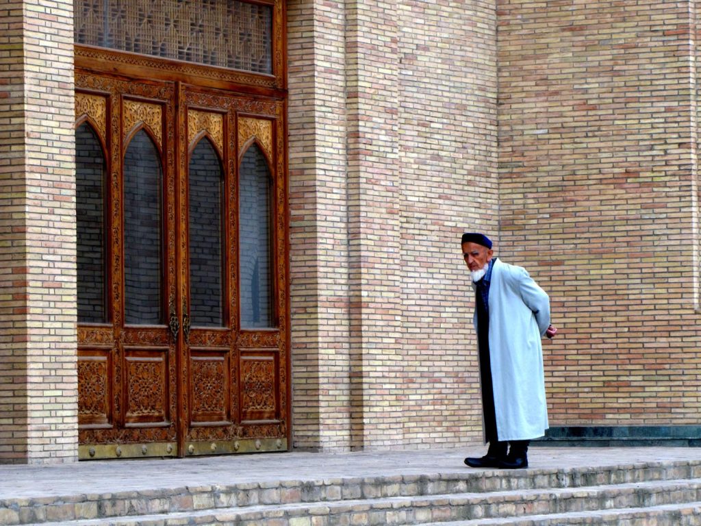 Anziano in abito tradizionale