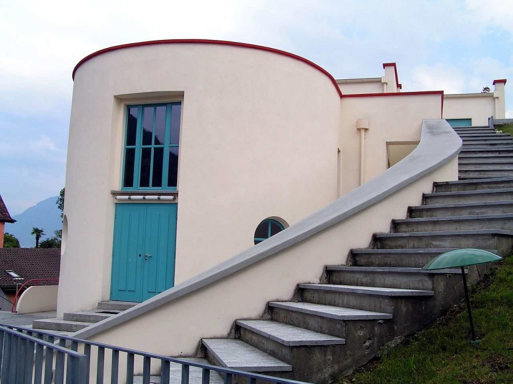 La bellissima sede Bauhaus del Teatro San Materno (Wikipedia)