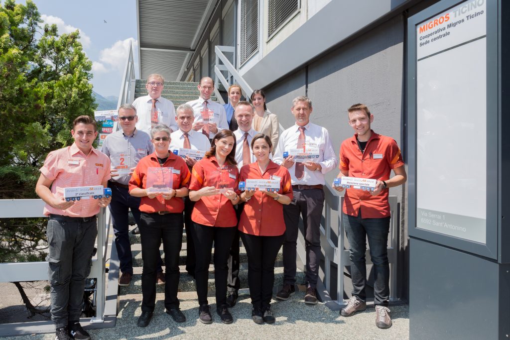 I vincitori davanti alla sede della centrale Migros a Sant'Antonino (Vincenzo Cammarata)