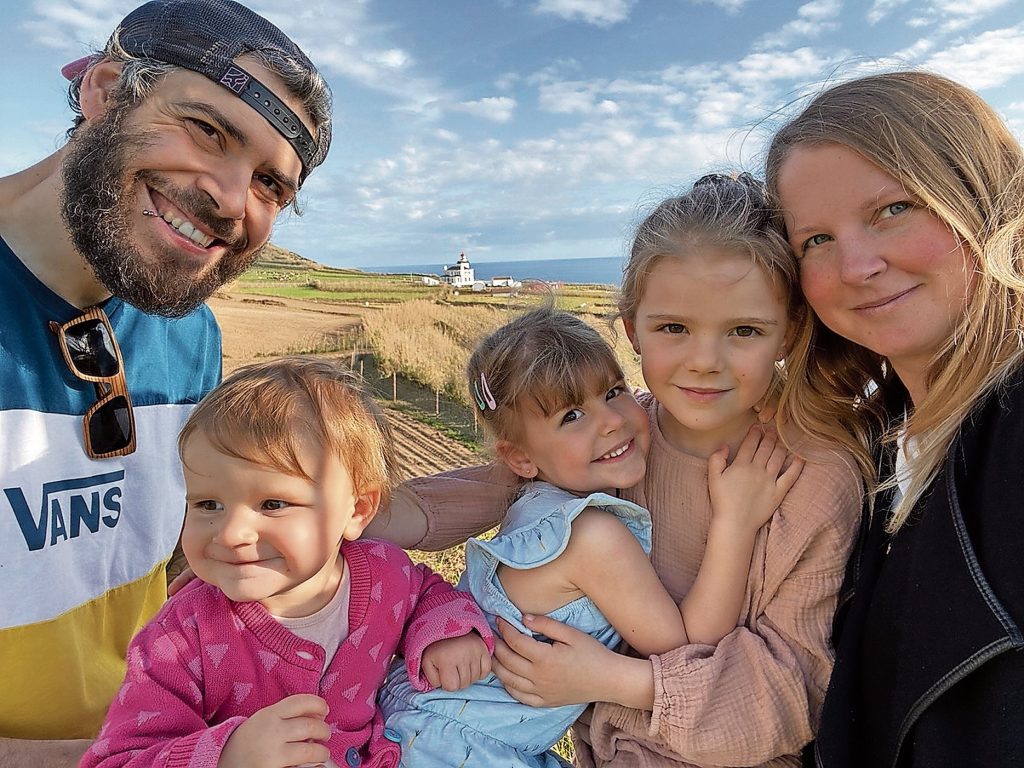 Esther e Davide con le tre figlie: Alaska, Nouméa e Siena