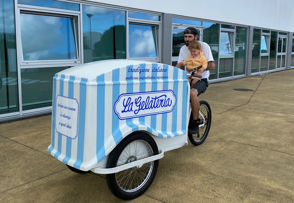 Davide e Siena con la nuova «bici-gelato»