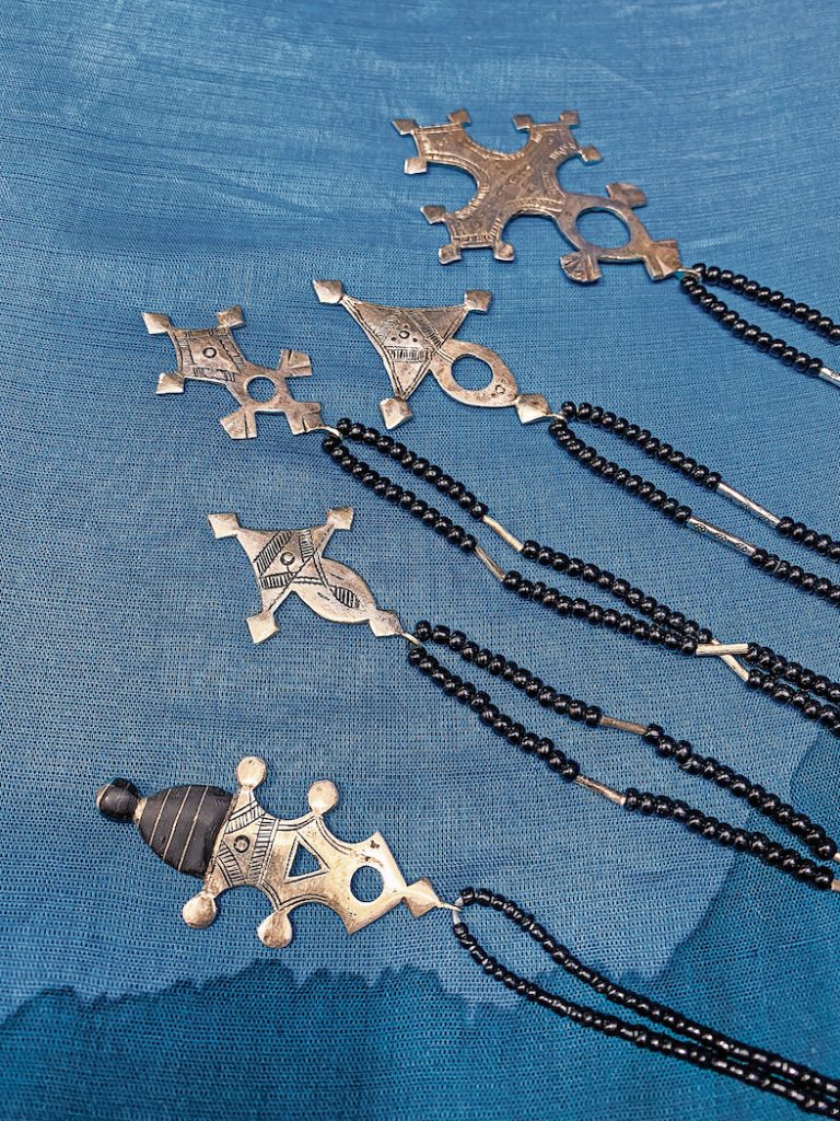 Gioielli berberi che possono essere usati come bussole, inserendo nel foro un bastoncino o una penna; la bussola Touareg (a sinistra) è riconoscibile dagli inserti in legno di ebano