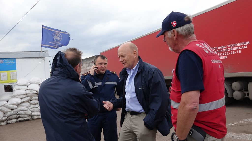 Manuel Bessler con alcuni collaboratori dell’Aiuto umanitario della Svizzera (DSC)