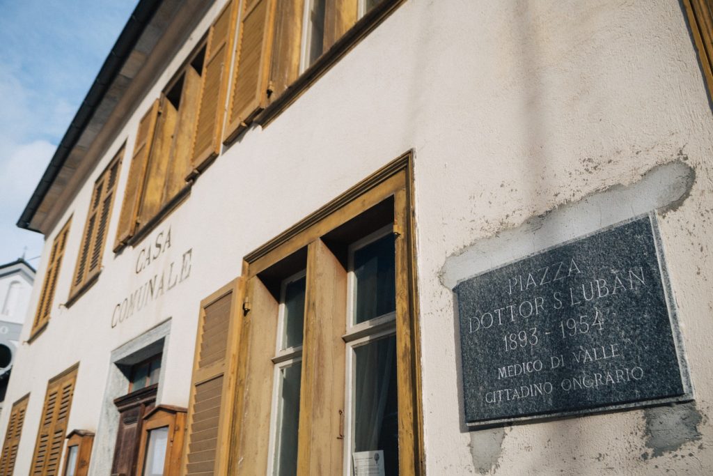 La targa commemorativa sulla Casa comunale dedicata a suo nonno, il dottor Salman Luban (V. Cammarata)