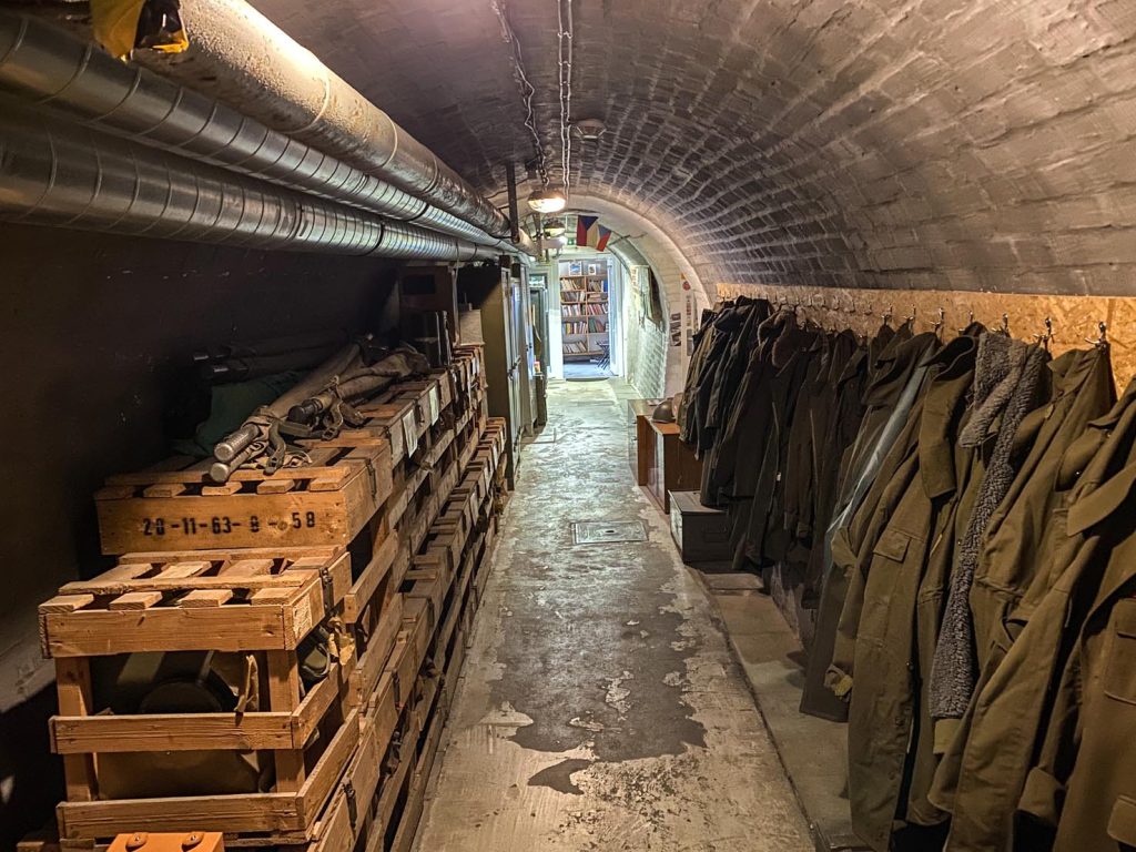 Bunker 10-Z, uno degli angusti corridoi