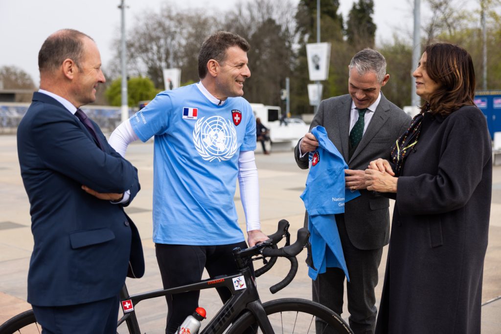 Tappa da Aigle a Lione: l’ambasciatore Balzaretti accolto sulla piazza delle Nazioni a Ginevra.