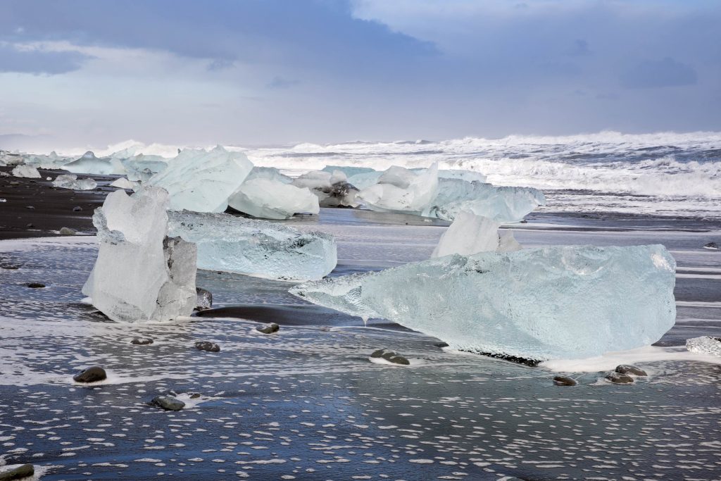 Moto ondoso e venti di burrasca frantumano le banchise e creano sculture di ghiaccio (Franco Banfi)