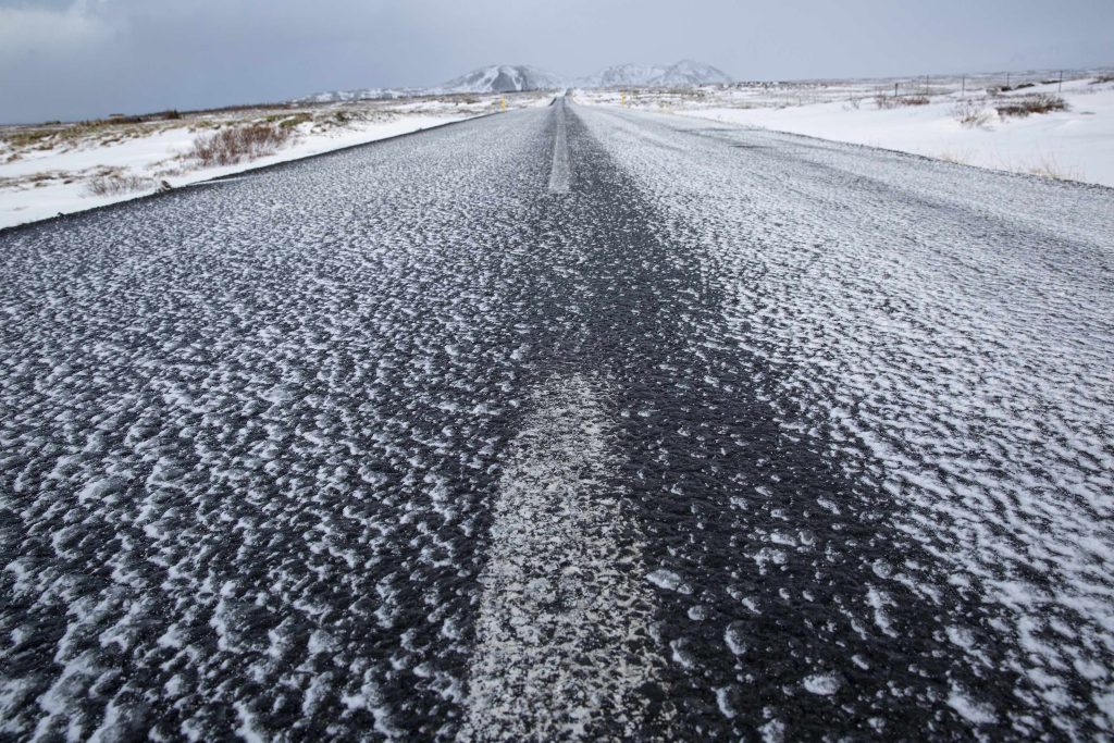 La neve e vento: le strade sono completamente ghiacciate (Franco Banfi)