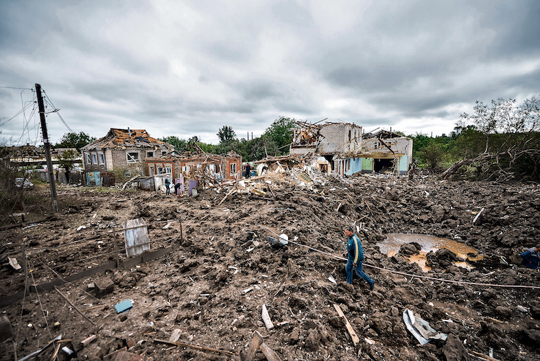 Un cratere a Kramatorsk in Ucraina. C’è chi vuole la fine della Russia e chi si «accontenterebbe» di una sua sconfitta. (EPA)
