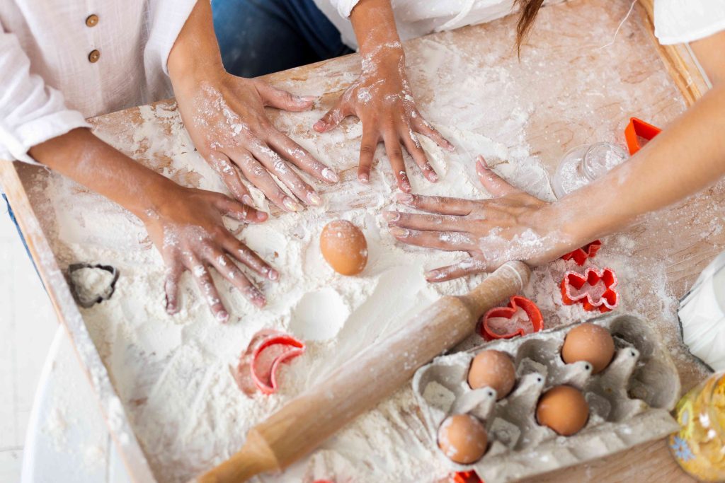 Fra le iniziative anche incontri nei quali giovani donne migranti preparano pane e dolci in un laboratorio messo a disposizione da un panettiere locale. (Feepik.com)