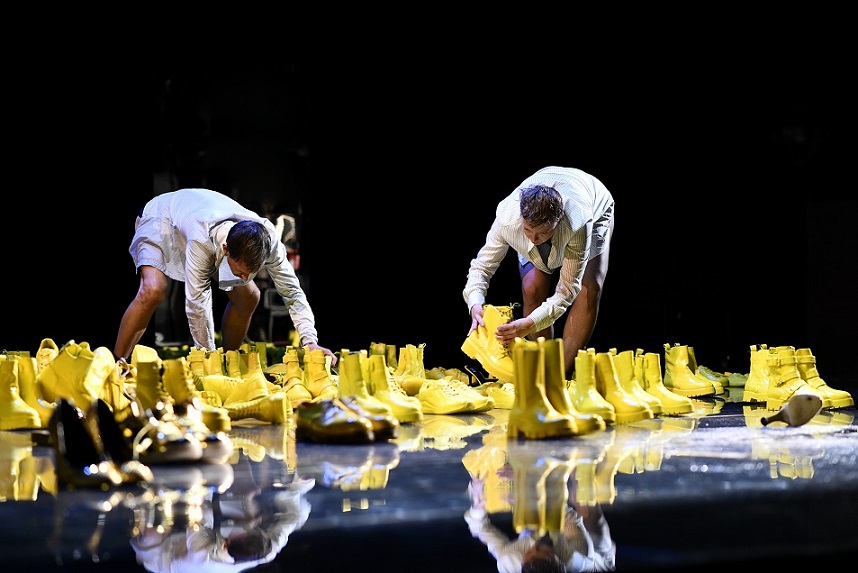 Sebastian Rudolph e Patrycia Ziółkowska con le celebri scarpe gialle (© Zoé Aubry)