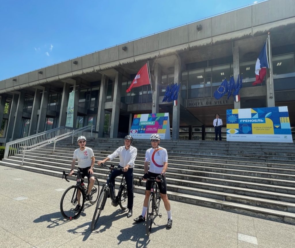 Partenza dal Municipio di Grenoble con, da sinistra, Pascal Bornoz, console generale di Svizzera a Lione; Eric Piolle, sindaco di Grenoble e l’ambasciatore Roberto Balzaretti
