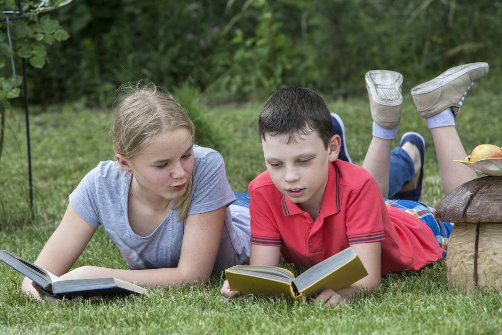Leggere in vacanza aiuta a crescere e a scoprire emozionanti «altrove» (Marka)