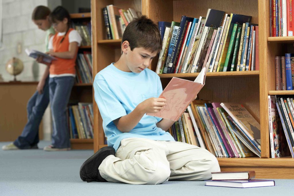 Nonostante l’abitudine alle nuove tecnologie i bambini sono ancora assetati di storie: basta entrare in una biblioteca (Marka)
