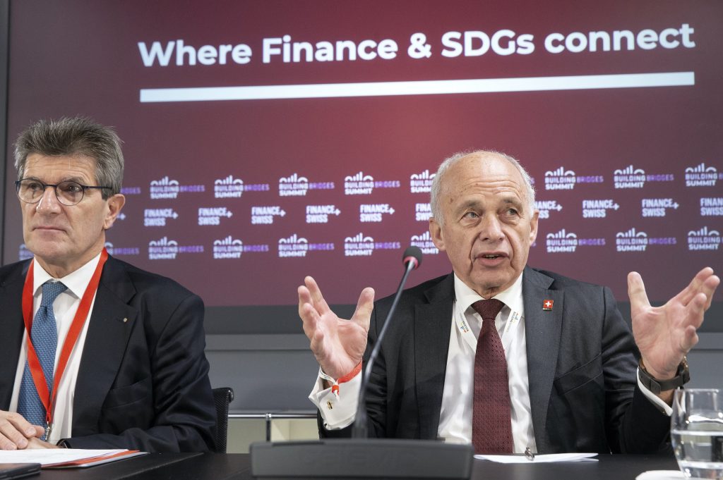 Ueli Maurer al summit Building Bridges a Ginevra, per una finanza sostenibile (Keystone)