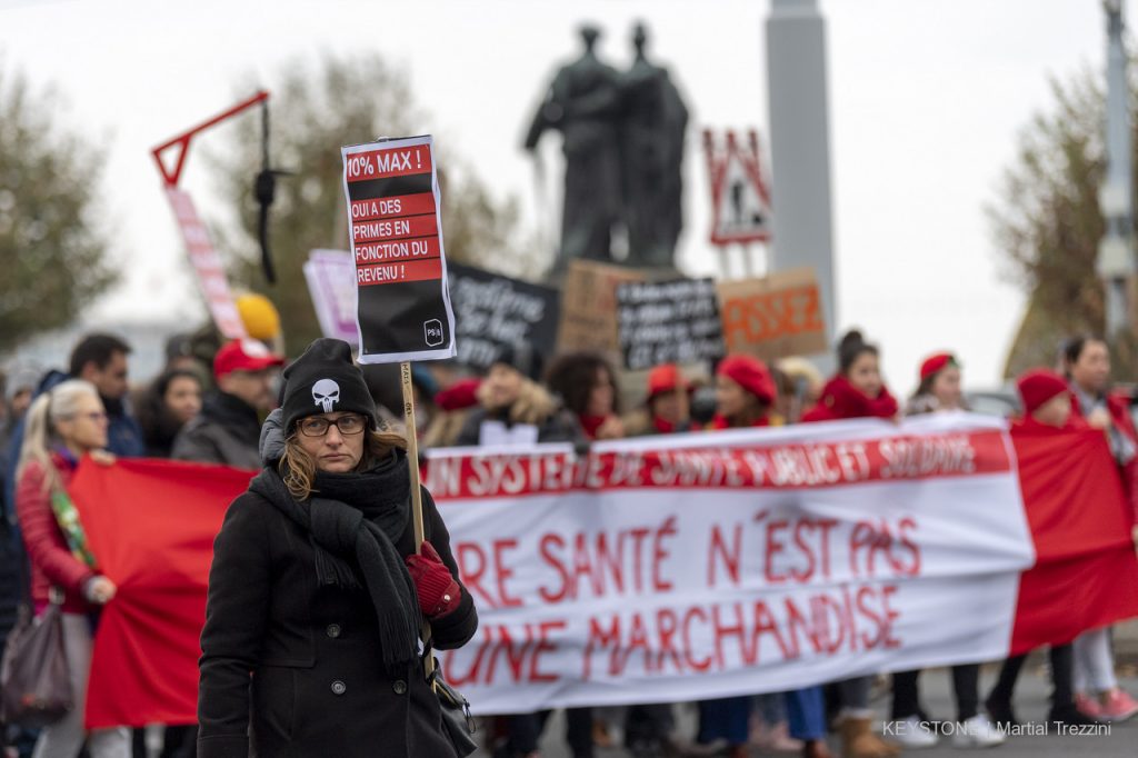 Una manifestazione a Ginevra contro l’aumento dei premi della cassa malati, nel maggio del 2018 (Keystone)