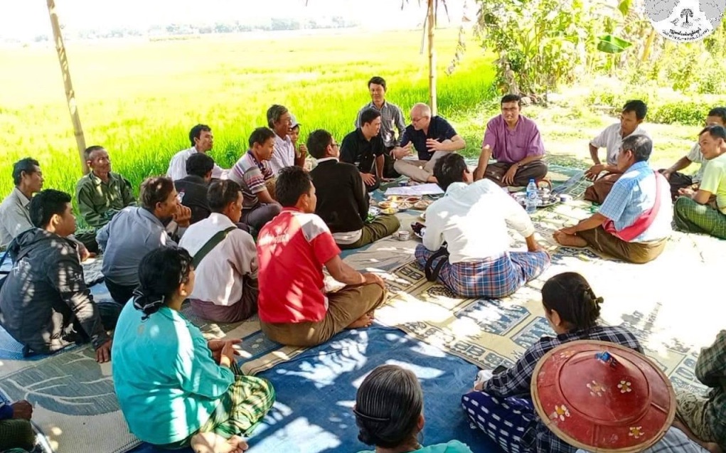 Peter Schmidt con un gruppo di coltivatori di riso nel luglio 2019 (Stato Mon)