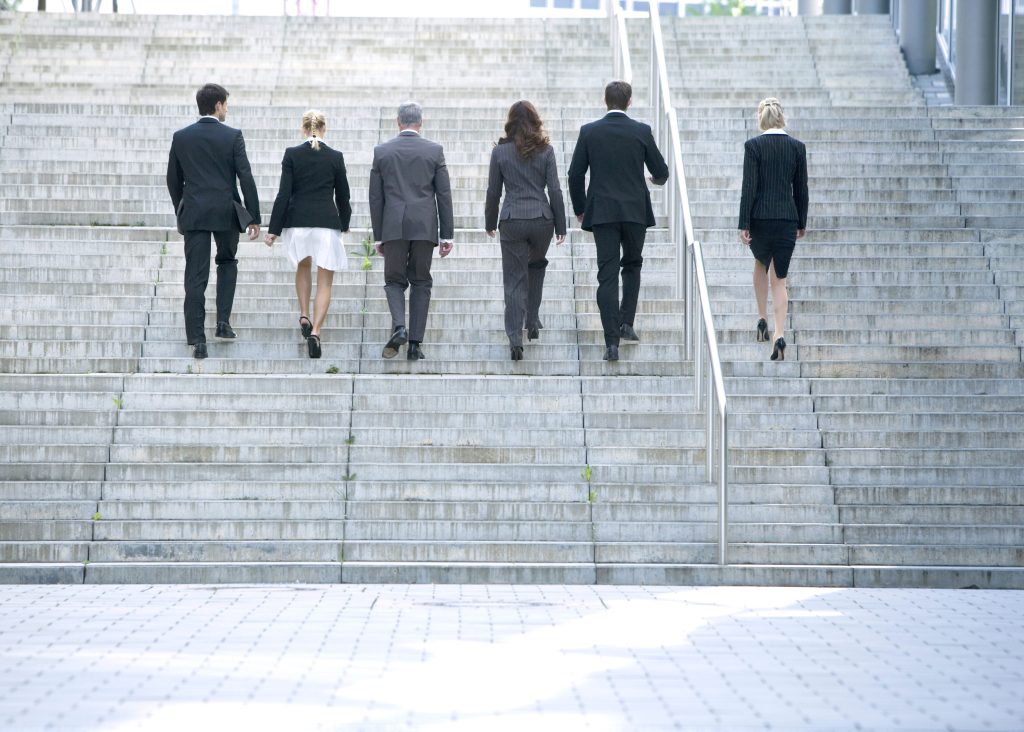 La «scala» non è uguale per tutti e rimanere nel mondo del lavoro dopo la maternità per molte donne è ancora troppo difficile (Keystone)