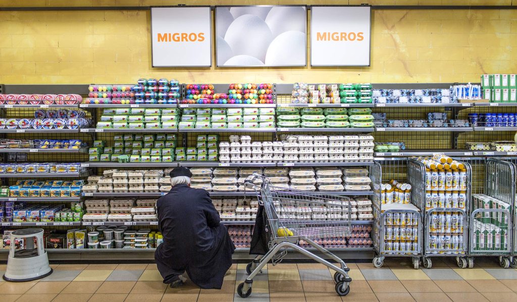 Le scorte d’emergenza dovrebbero comprendere alimenti a lunga conservazione per circa una settimana e nove litri di acqua a testa (Keystone)