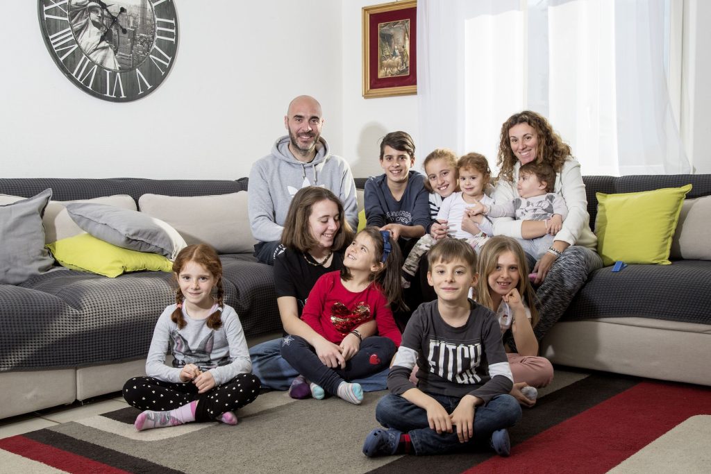 Gloria e Francesco Fraioli con i loro 9 figli: Chiara, Sara, Marta, Giuditta, Giovanni Paolo, Giacomo, Myriam, Lia e Anna (Stefano Spinelli)