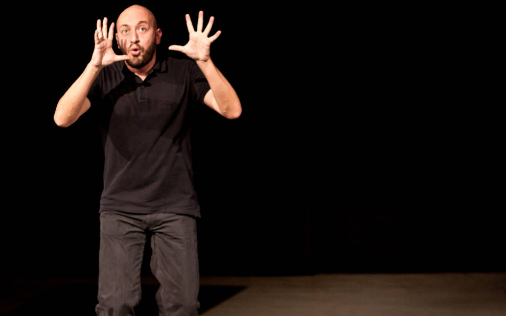 Claudio Milani è un attore che si rifà allo stile dei cantastorie (claudiomilani.com)