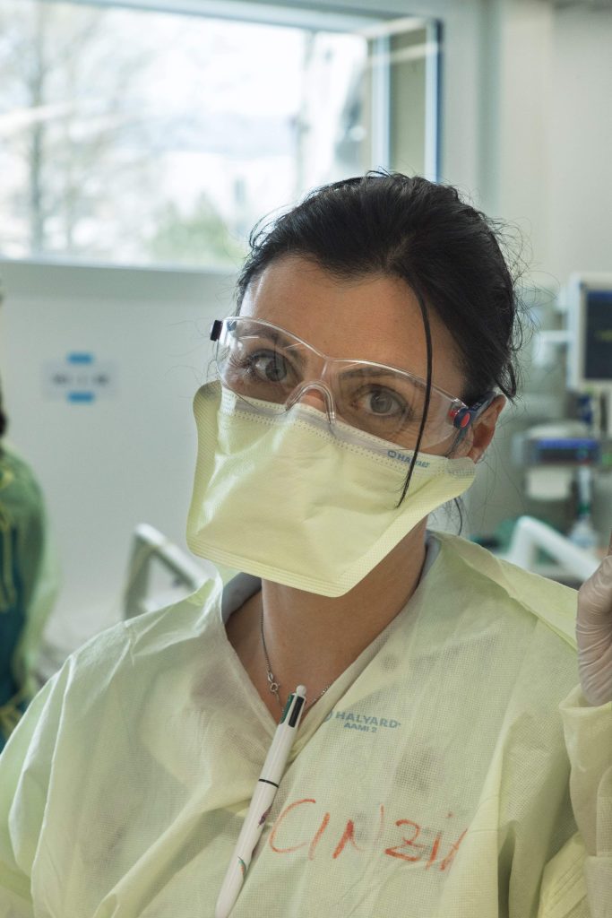 Oggi medici e infermiere/i non portano targhette, il nome è scritto con pennarello sul camice di protezione (Didier Ruef)