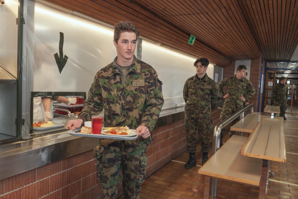 In mensa: protezione di plastica tra personale di cucina e militi (Didier Ruef)