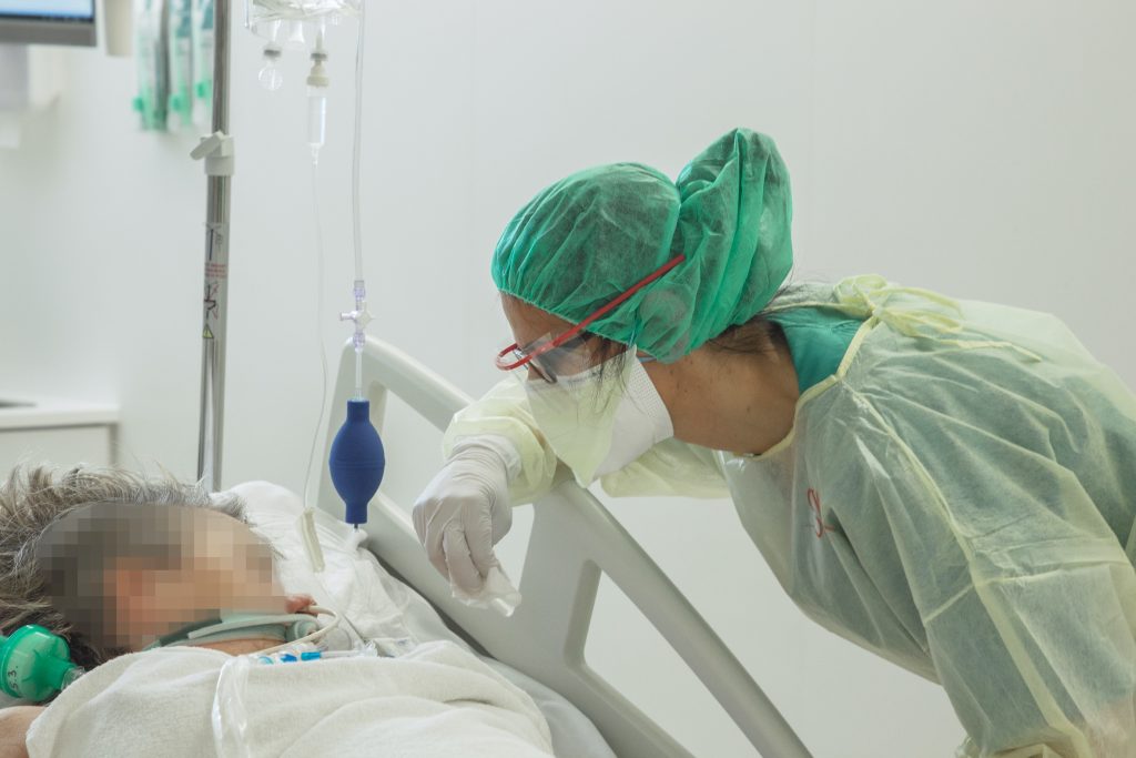 Il personale curante è l'unico a poter dare un conforto emotivo ai pazienti (Didier Ruef)