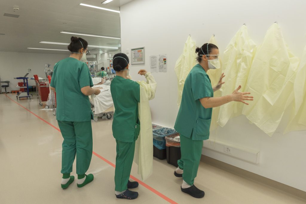 Comincia un nuovo turno, ci si prepara ad entrare in corsia (Didier Ruef)
