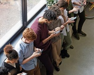 Il nostro cervello si allena in un contesto reale dove recepisce molte informazioni e sollecitazioni, ciò che non avviene quando siamo soli con un dispositivo virtuale (Pexels)