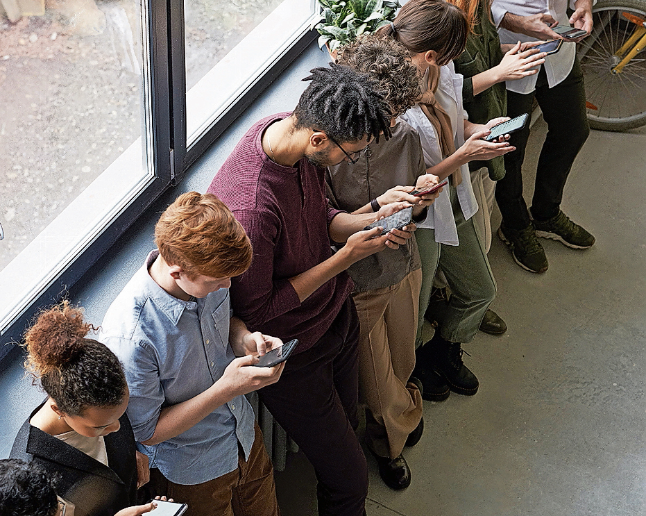 Il nostro cervello si allena in un contesto reale dove recepisce molte informazioni e sollecitazioni, ciò che non avviene quando siamo soli con un dispositivo virtuale (Pexels)