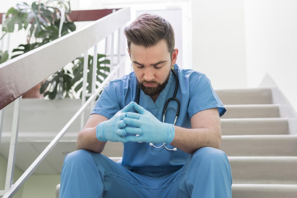 Secondo l’OMS le professioni d’aiuto, tra cui quella infermieristica, rientrano tra le categorie più a rischio di burnout e di abbandono (Freepik.com)