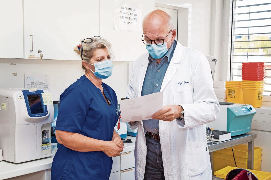 Il dottor Andreas Cerny e l’infermiera Jessica (Stefano Spinelli)