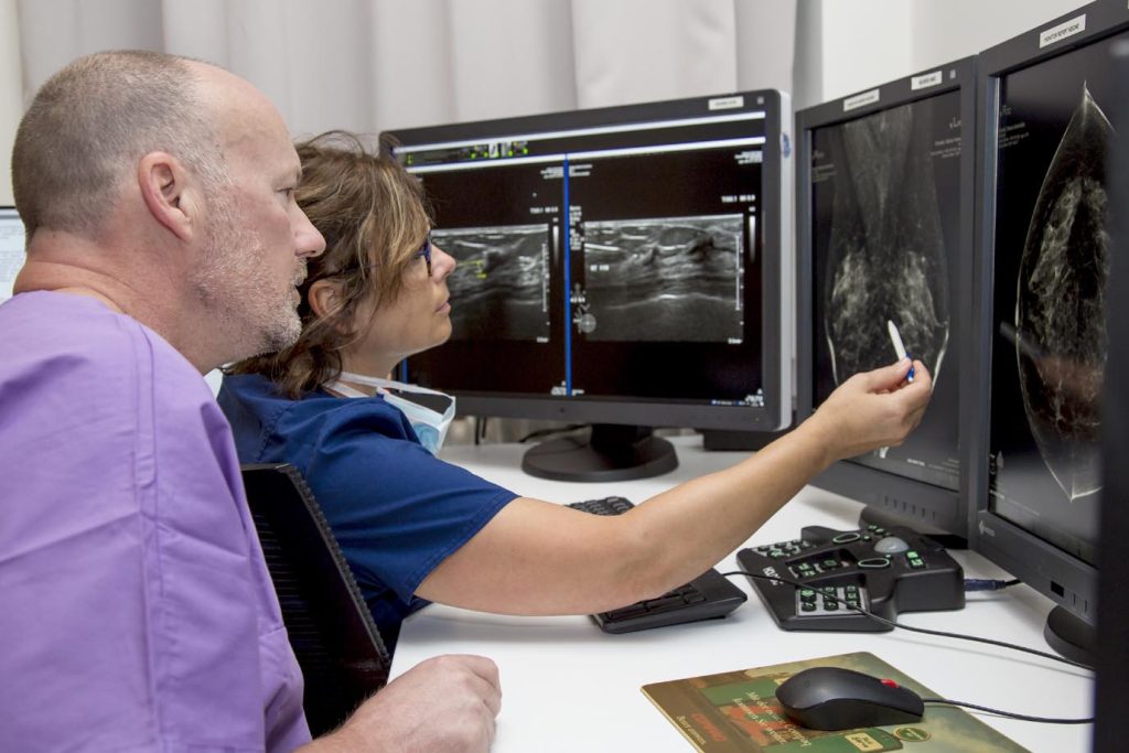 Il dottor Damir De Monaco, chirurgo oncoplastico con la dottoressa Oana Moscovici, radiologa senologa (Stefano Spinelli)