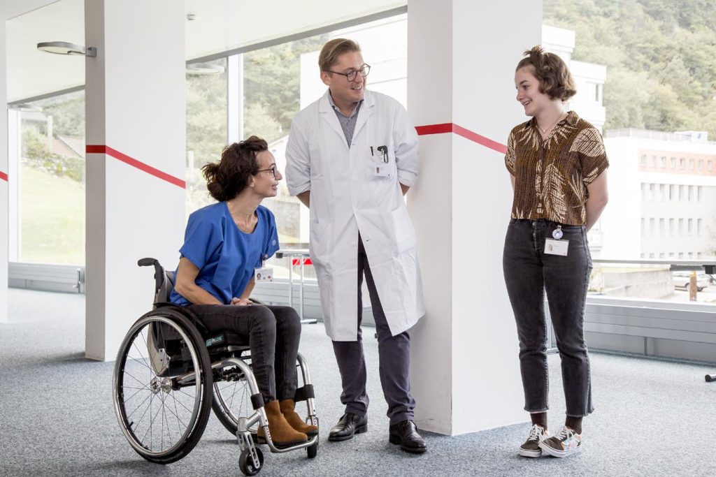 L’infermiera Ilaria Perren (a sinistra), con l’urologo Julien Renard e una collaboratrice dell’ambulatorio mielolesi ORBV (Stefano Spinelli)