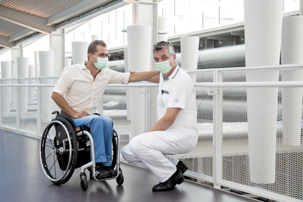 Christian Broggi con il dottor Michael Baumberger, primario unità spinale Centro paraplegici Nottwil (Stefano Spinelli)