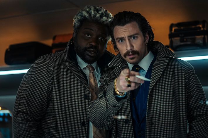 Brian Tyree Henry e Aaron Taylor-Johnson in una scena di Bullet Train (©Sony Pictures Releasing Switzerland GmbH)