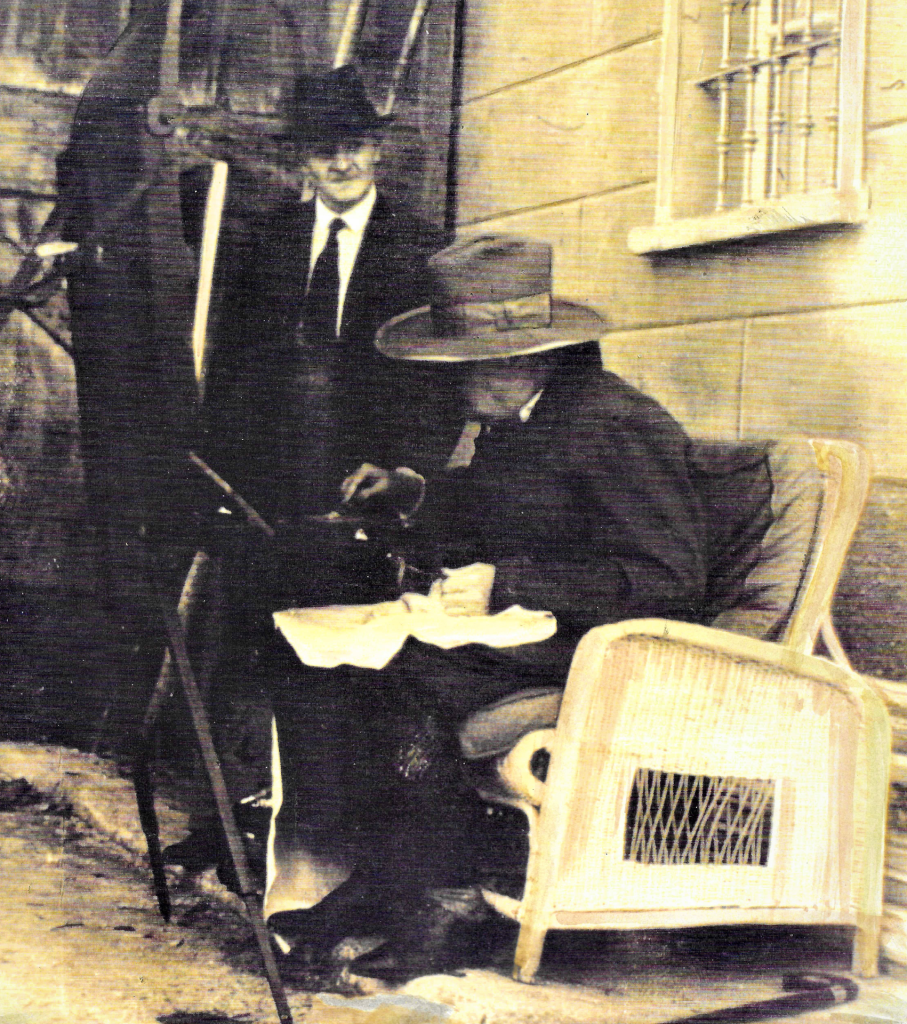 Churchill a Osteno in riva al lago di Lugano mentre dipinge (Arcangelo Salandin, per gentile concessione degli eredi)