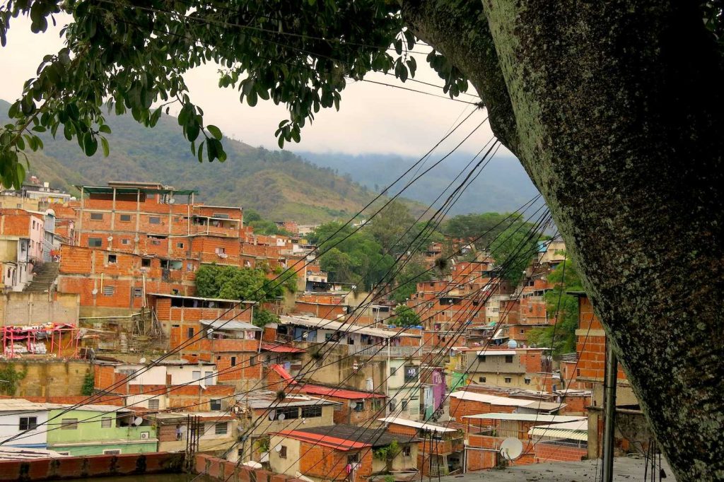 Rancho (bidonville in caraqueño) di Caracas ovest, il terreno è ad alto rischio smottamento, molte case mostrano già pericolose pendenze