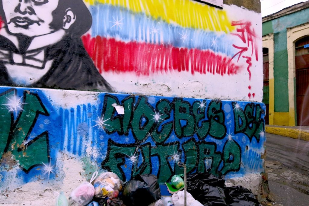 Murales di una delle strade che scendono dai ranchos di Caracas ovest verso la città «ufficiale»