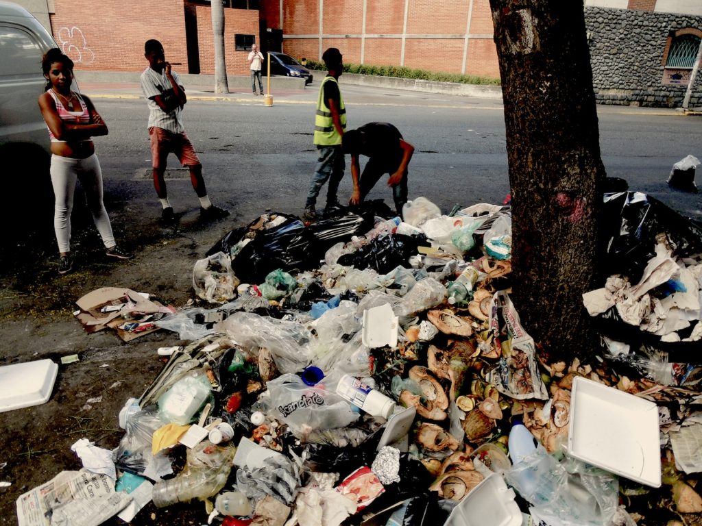 Cercando nella spazzatura fra le strade di Caracas