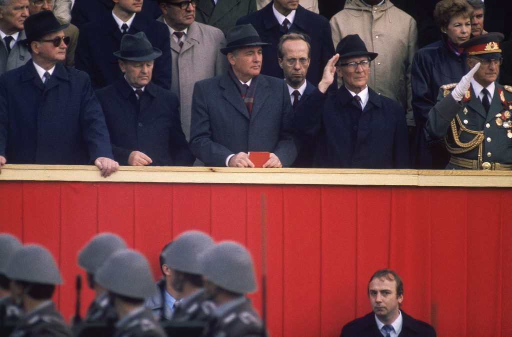 Mikhail Gorbaciov e Erich Honecker  (al centro) a Berlino in occasione del 40.mo anniversario della DDR nel 1989 (Keystone)