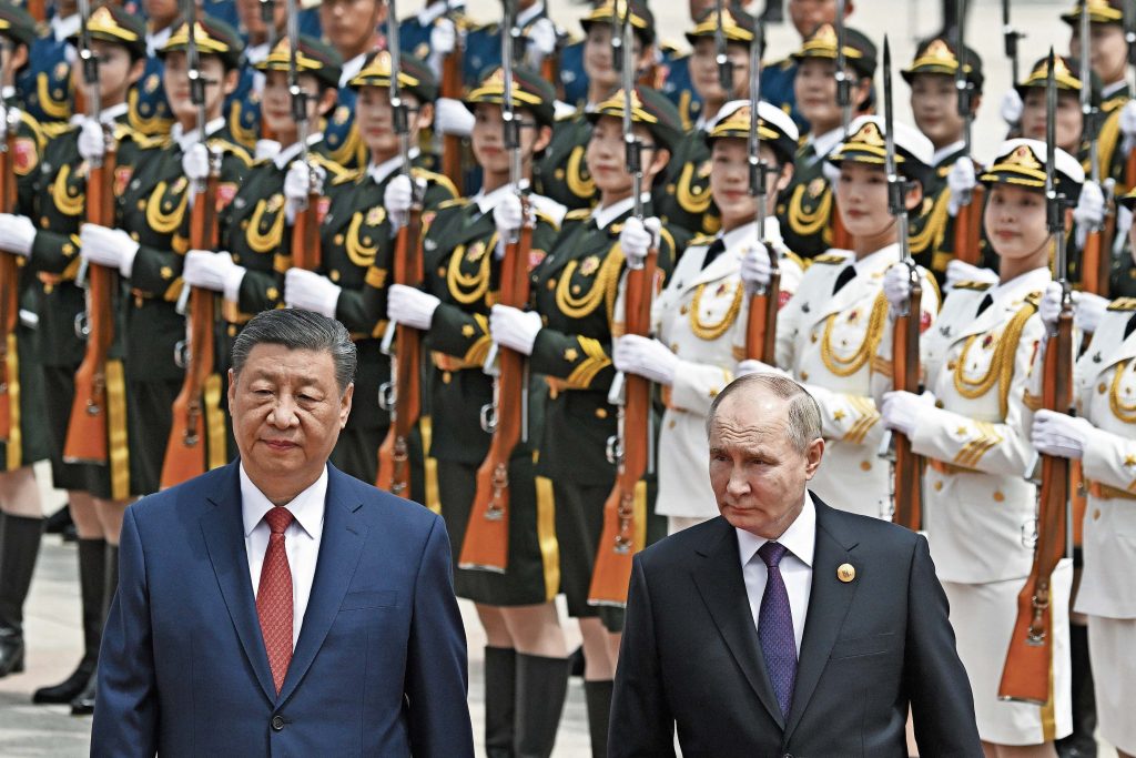 Il presidente cinese Xi Jinping, a sinistra, riceve il presidente russo Vladimir Putin durante la visita ufficiale di quest’ultimo a Pechino lo scorso 16 maggio.(Keystone)