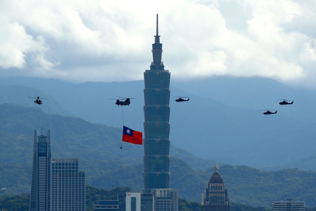 Elicotteri militari sorvolano Taipei trasportando bandiere taiwanesi per le celebrazioni della Giornata nazionale (Shutterstock)