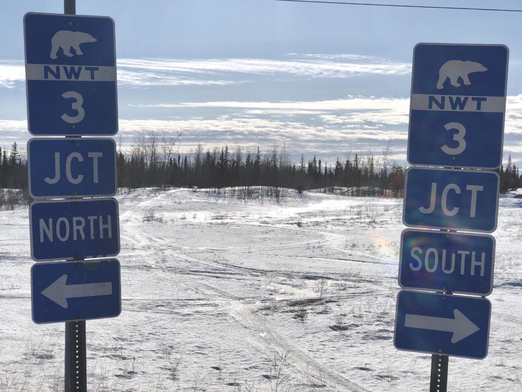 Cartello stradale nord-sud